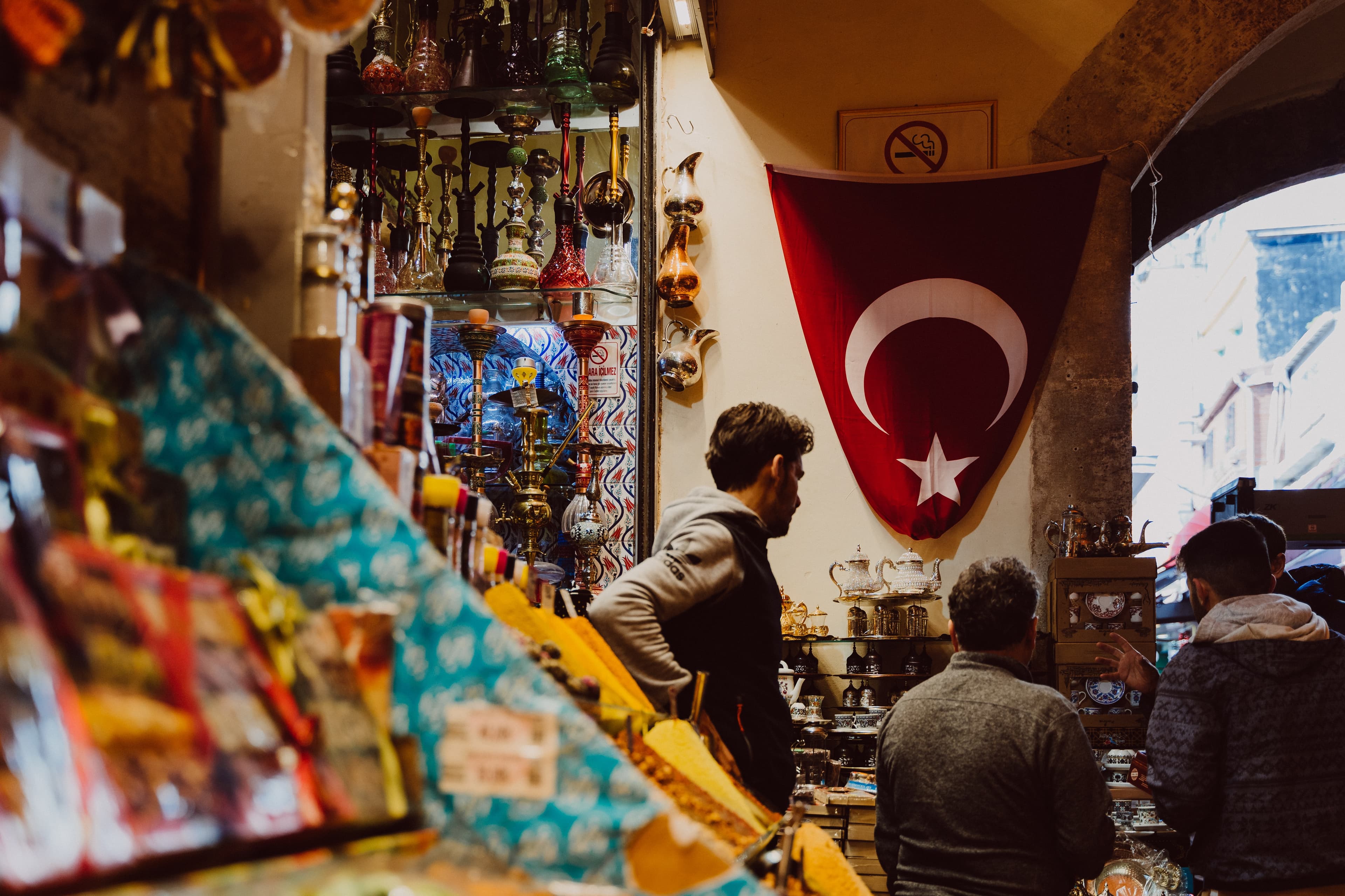 BİZİM ORALARDIR, MEMLEKET.